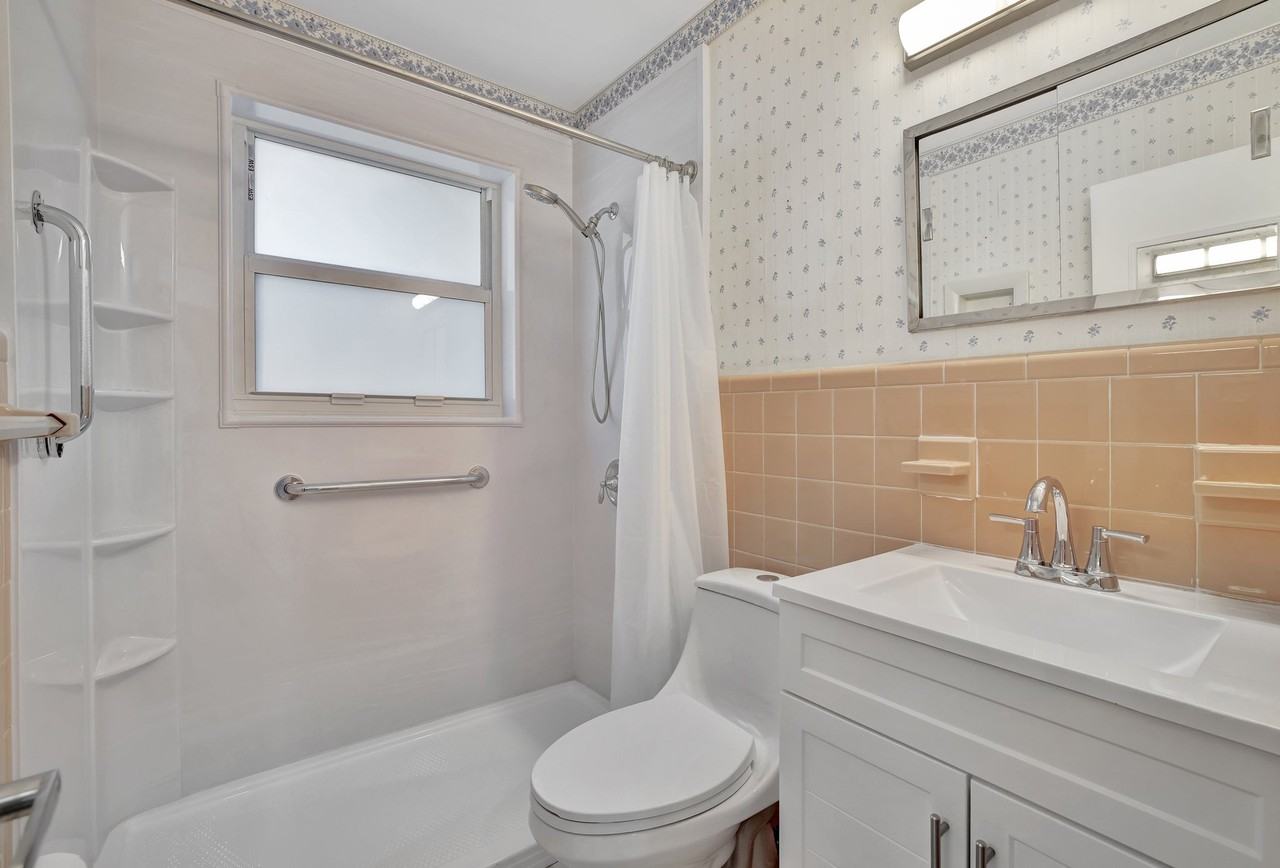 1824 Sw 29th St - Photo 4 of 20