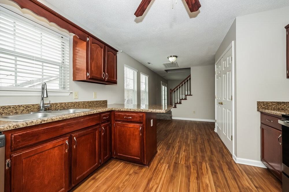 805 Forest Ridge Dr - Photo 7 of 17