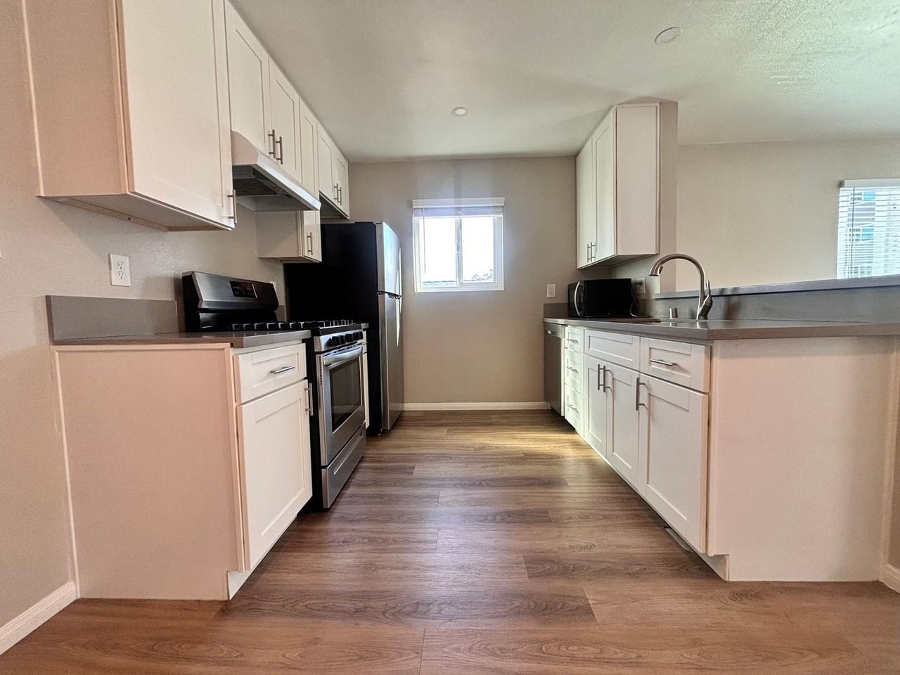 3746 Swift Ave - Photo 5 of 12