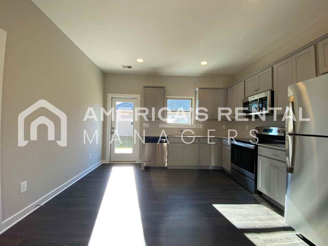 215 White Oak Cir - Photo 2 of 32