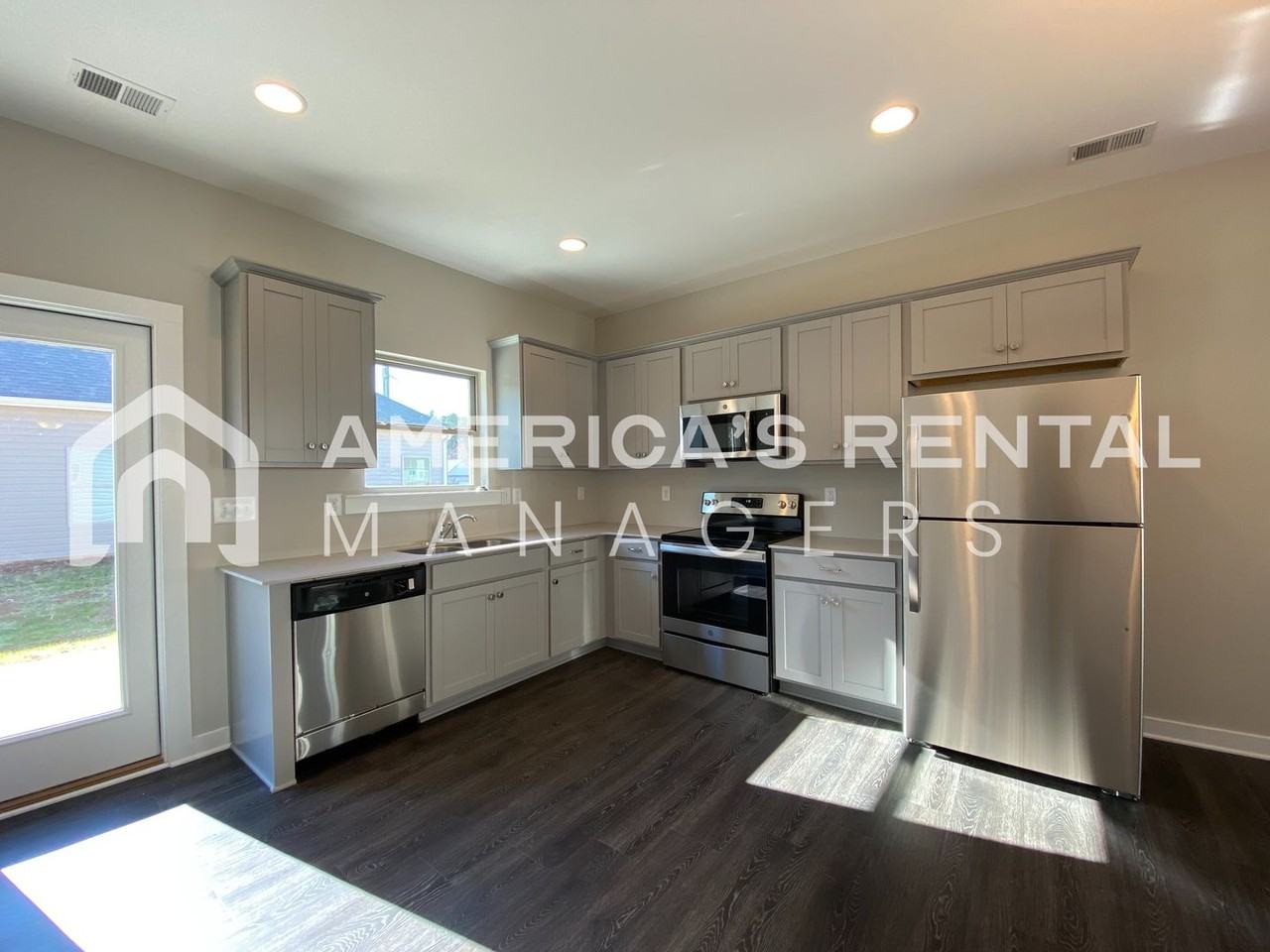 215 White Oak Cir - Photo 3 of 32