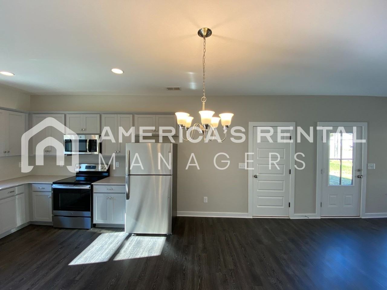 215 White Oak Cir - Photo 7 of 32