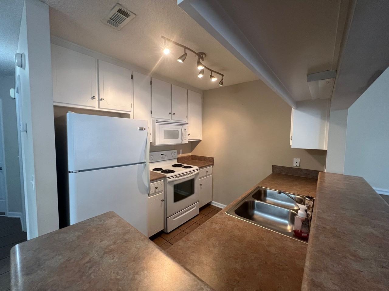 205 Wakefield Way - Photo 3 of 13