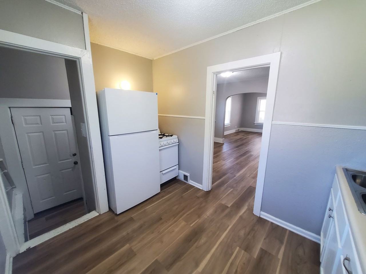 150 E Douglas Ave - Photo 2 of 31