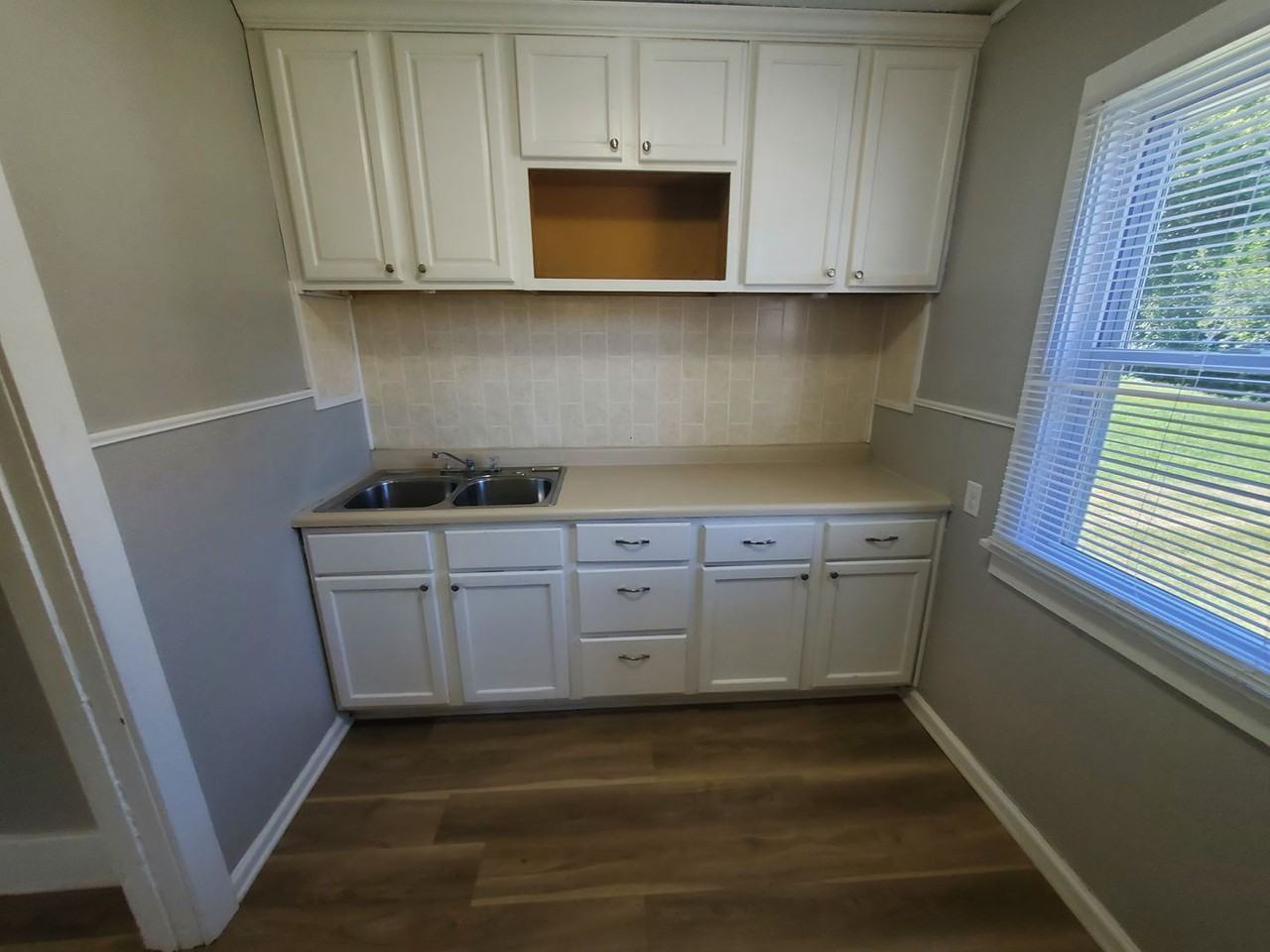 150 E Douglas Ave - Photo 4 of 31