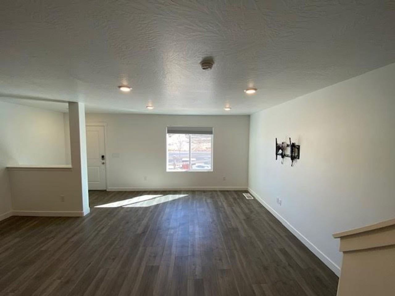 469 S May Dr - Photo 3 of 26