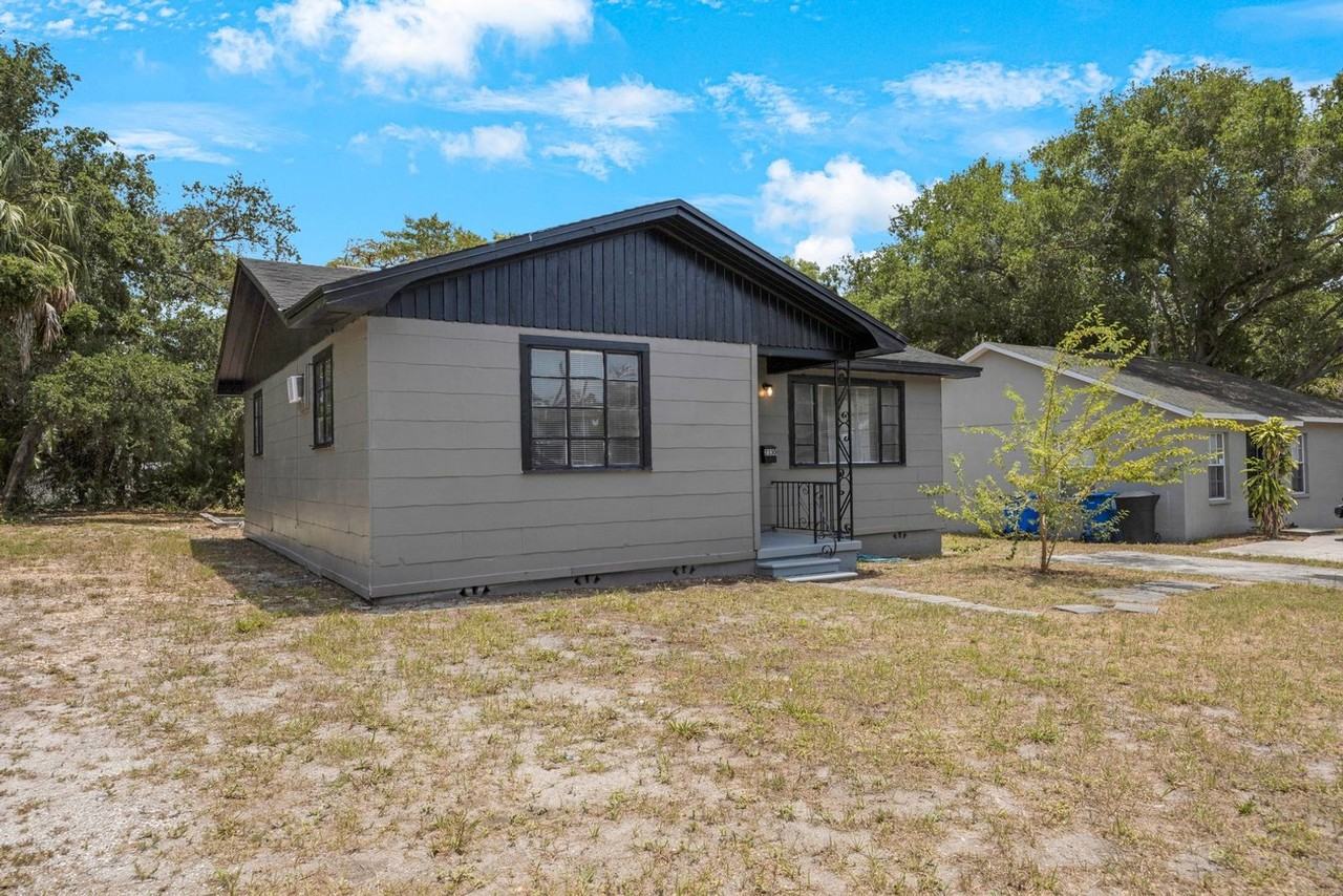 2330 Queen St S - Photo 2 of 29