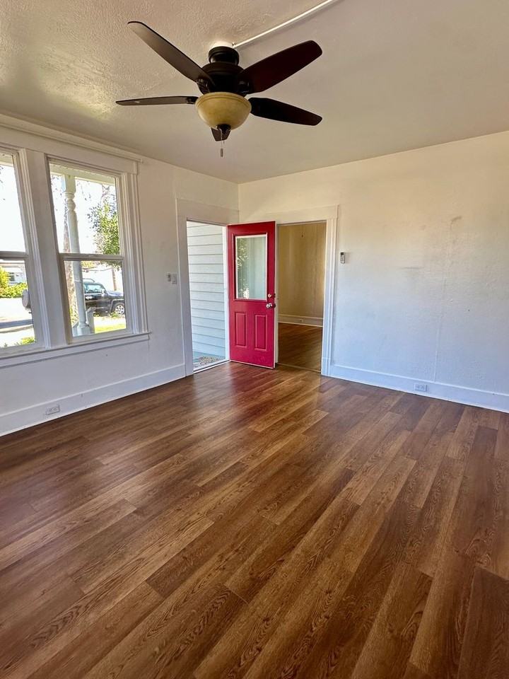 203 S Murdock Ave - Photo 3 of 21