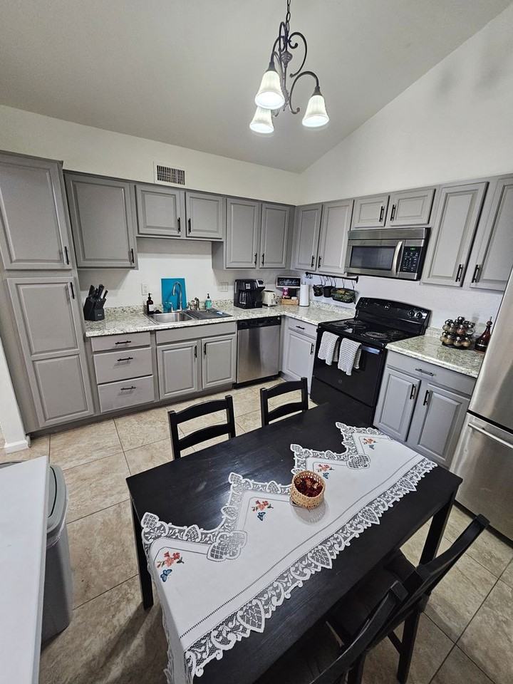 712 N Santa Barbara #1 - Photo 3 of 33