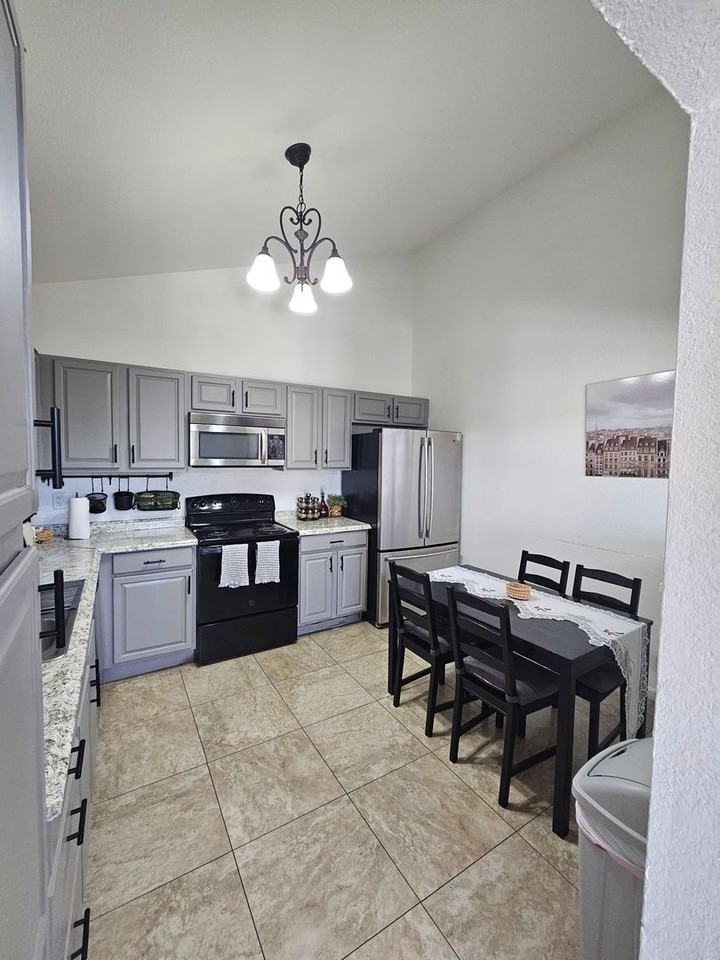 712 N Santa Barbara #1 - Photo 4 of 33