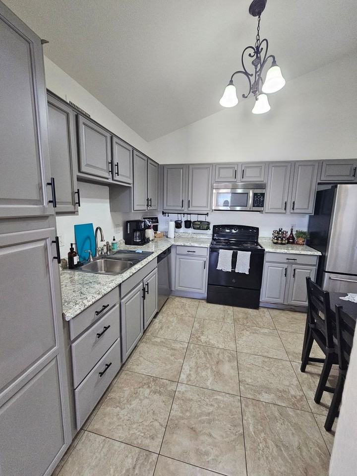 712 N Santa Barbara #1 - Photo 5 of 33
