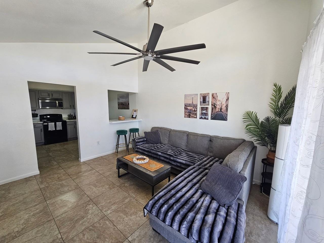 712 N Santa Barbara #1 - Photo 4 of 39