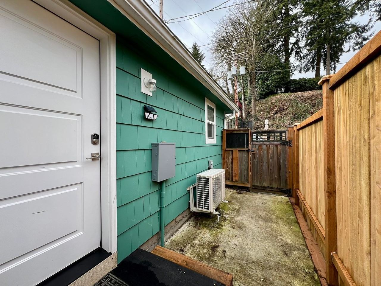 114 W Bay Dr Nw - Photo 2 of 11