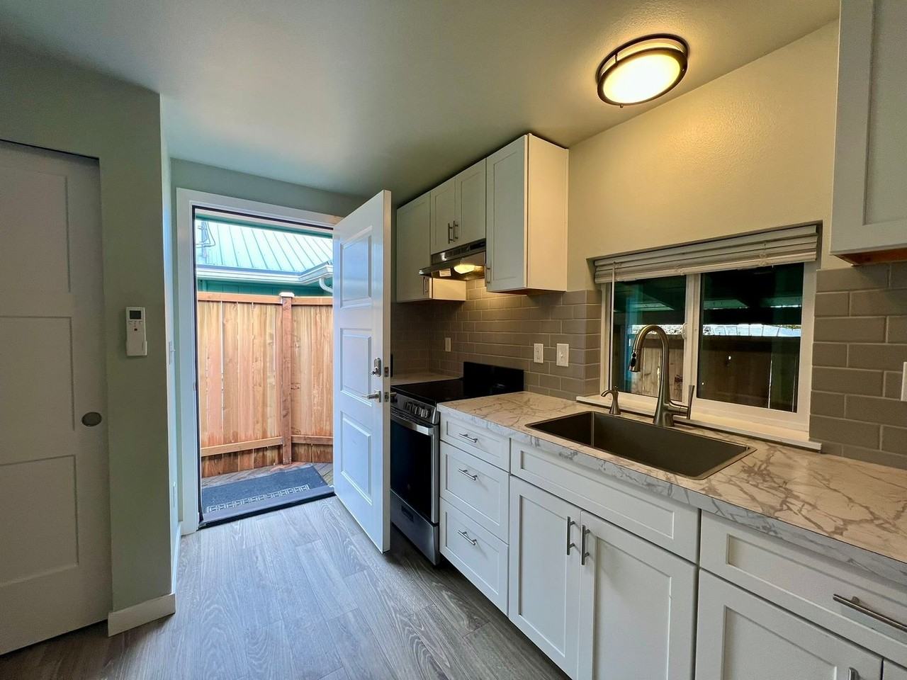 114 W Bay Dr Nw - Photo 3 of 11