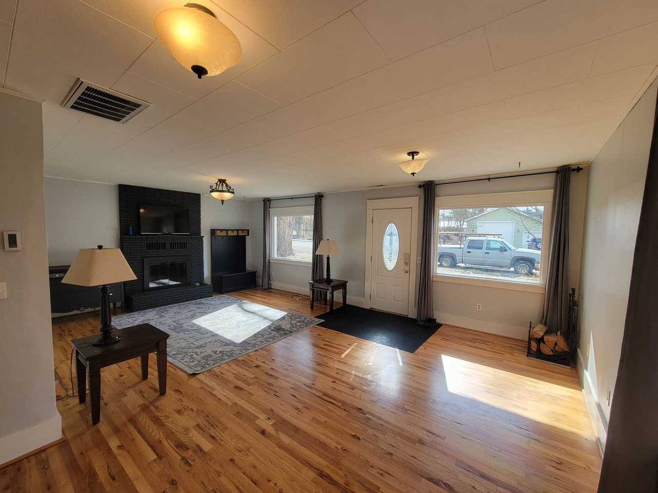 712 W 4th St - Photo 3 of 27