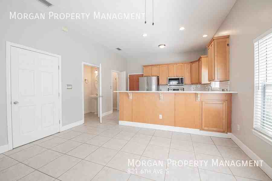 821 6th Ave S - Photo 6 of 33