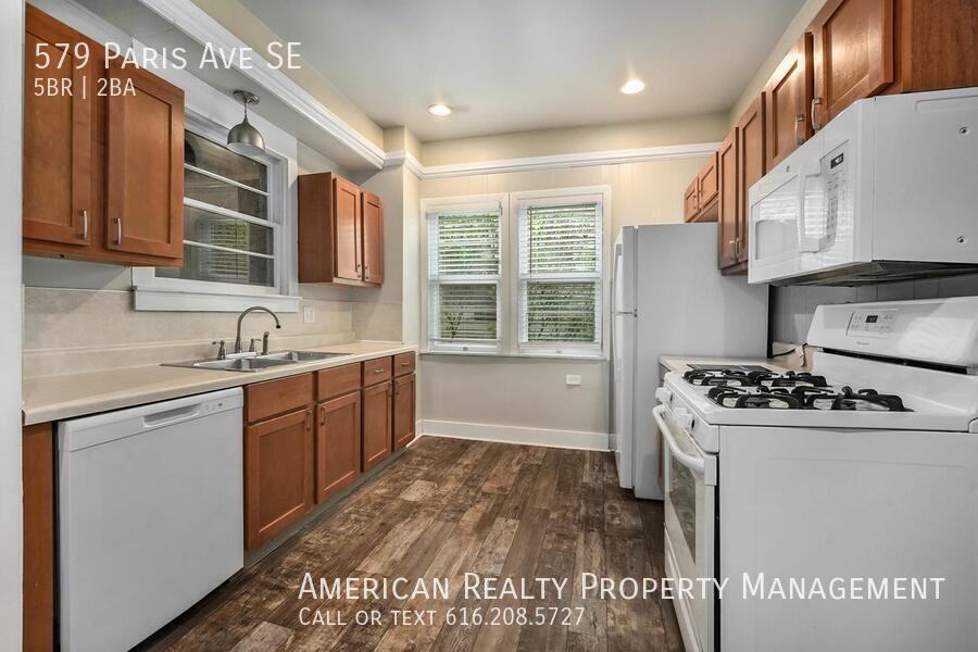 579 Paris Avenue Southeast - Photo 5 of 21