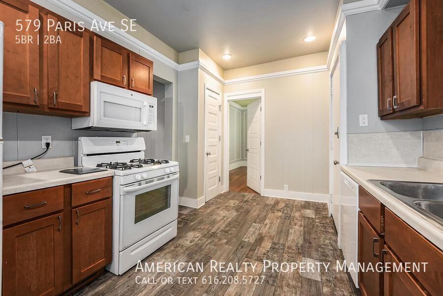 579 Paris Avenue Southeast - Photo 6 of 21