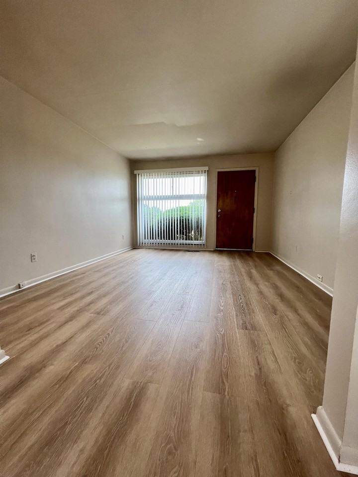 25740 Lawrence Avenue - Photo 3 of 9