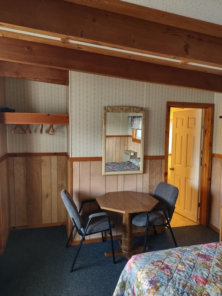 Ellsworth Suites - Photo 7 of 19
