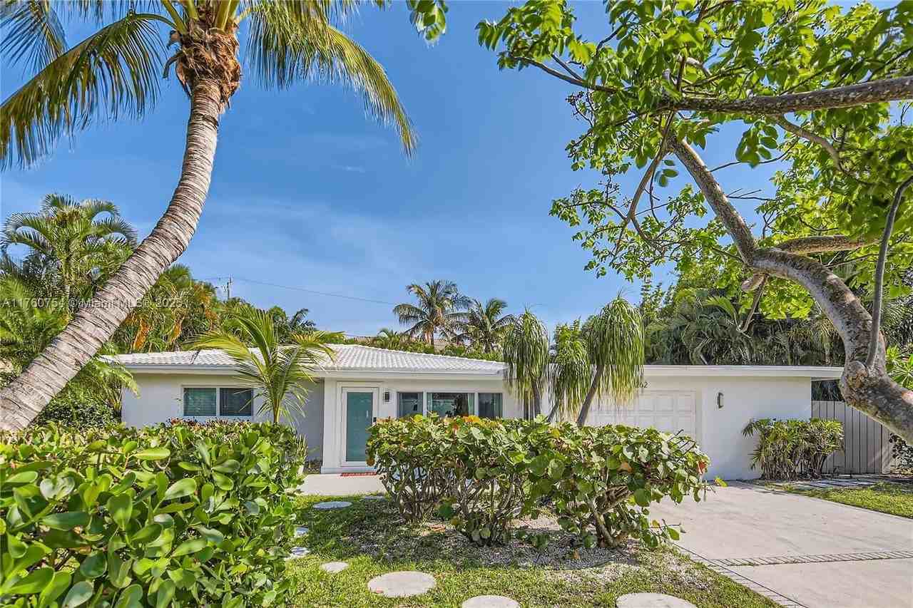 262 Bombay Ave - Photo 3 of 50