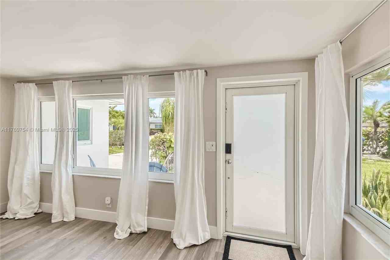 262 Bombay Ave - Photo 5 of 50