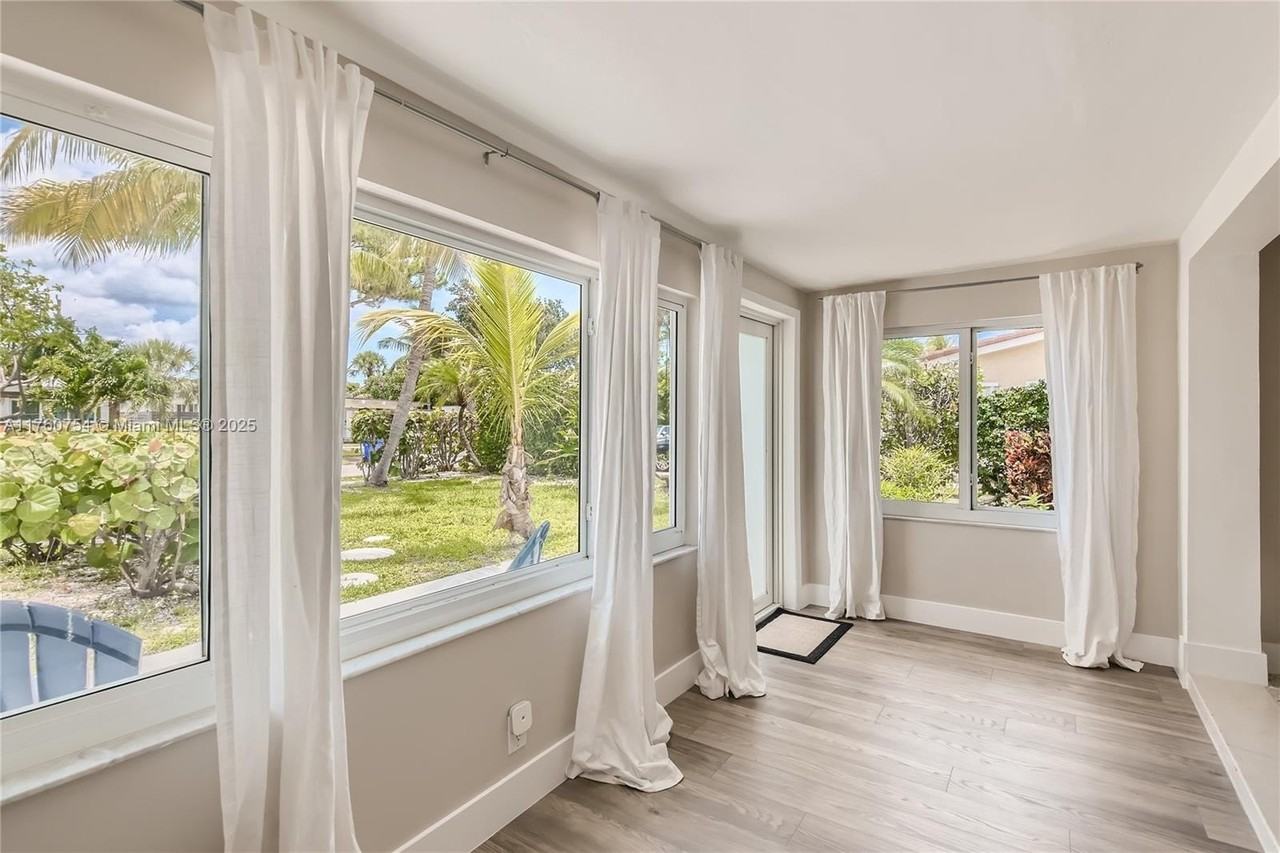 262 Bombay Ave - Photo 6 of 50