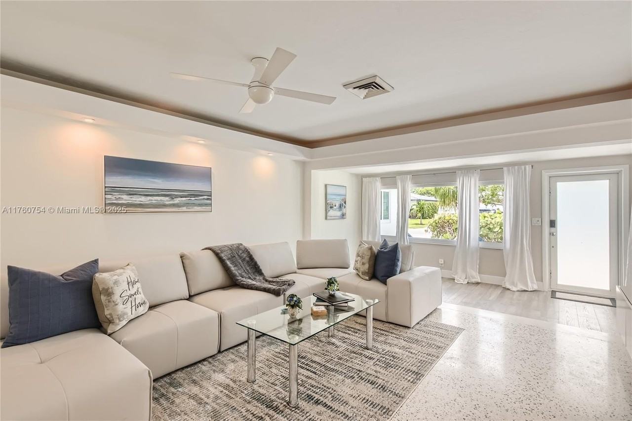 262 Bombay Ave - Photo 7 of 50