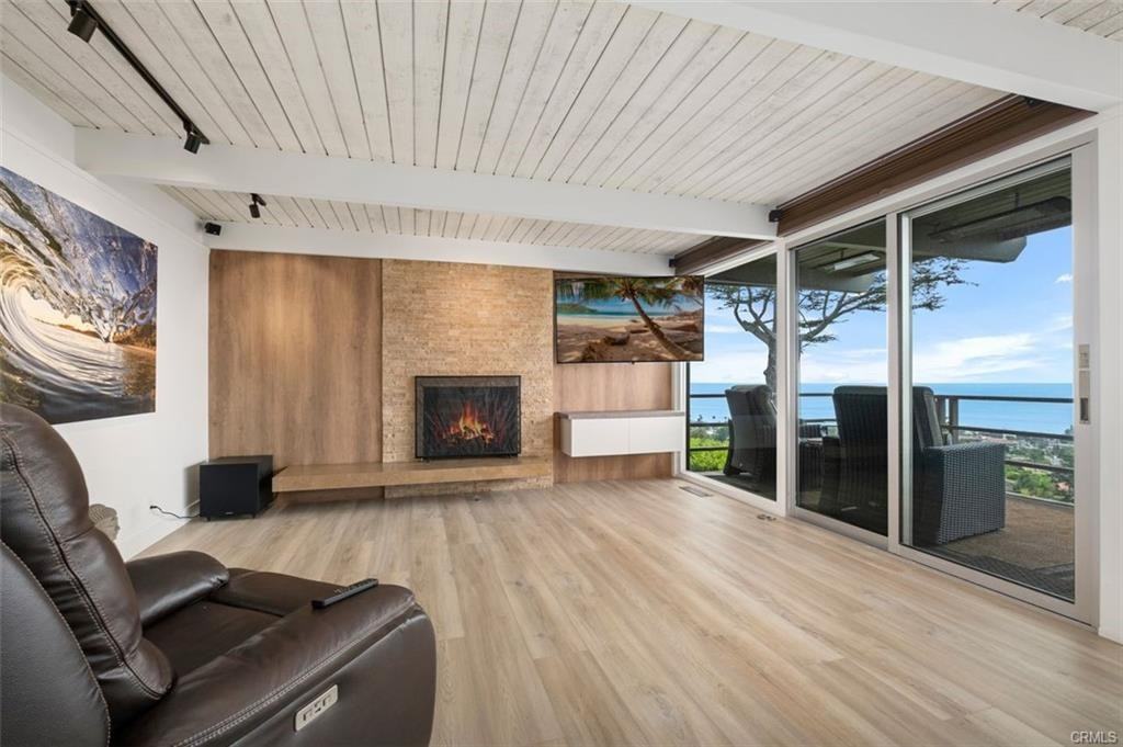 945 Coast View Dr - Photo 2 of 8