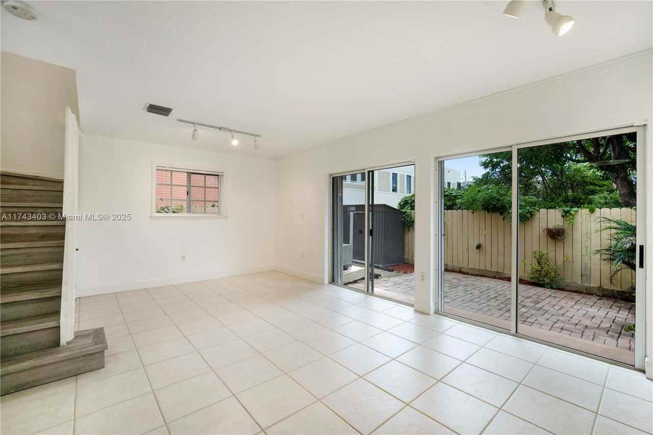 9465 Sw 77th Ct - Photo 3 of 8
