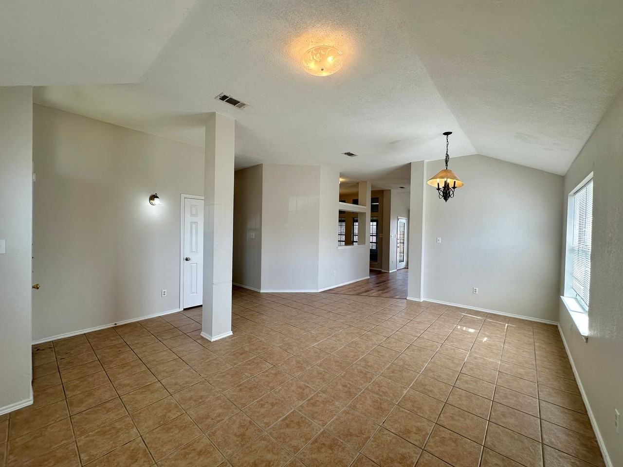 607 Hogan Dr - Photo 5 of 43