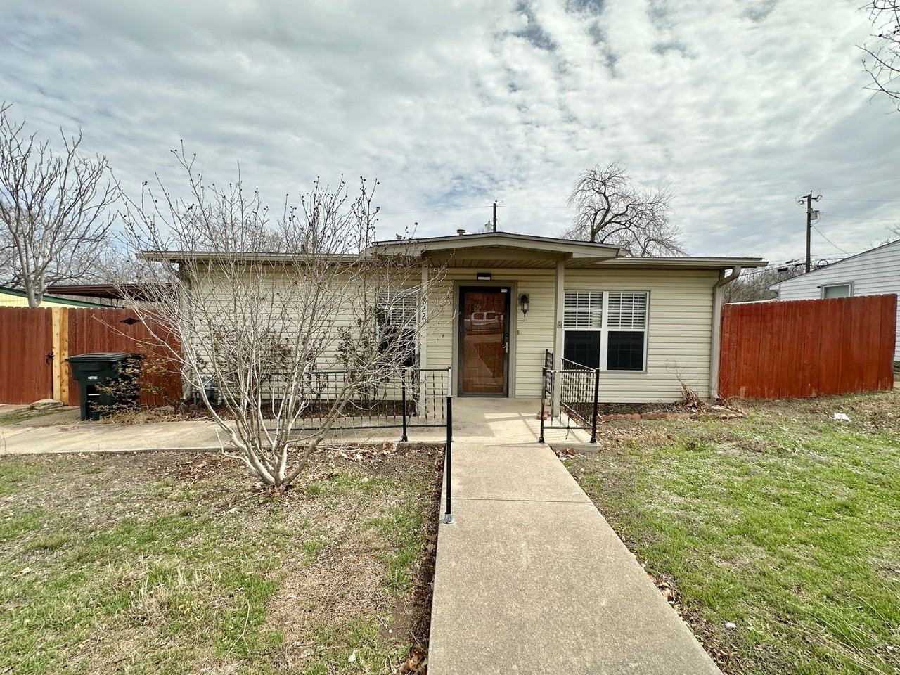 822 Southside Dr - Photo 2 of 24
