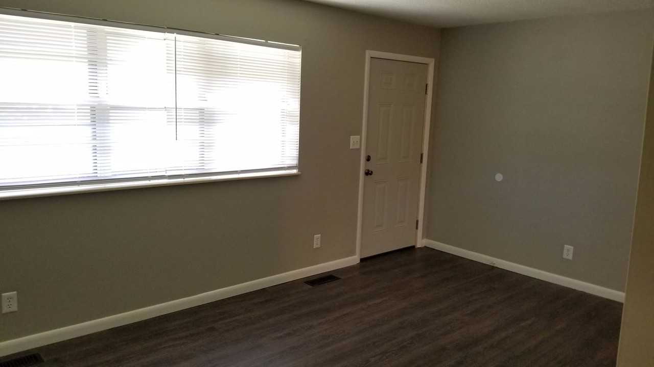 512 Parker Rd - Photo 4 of 16