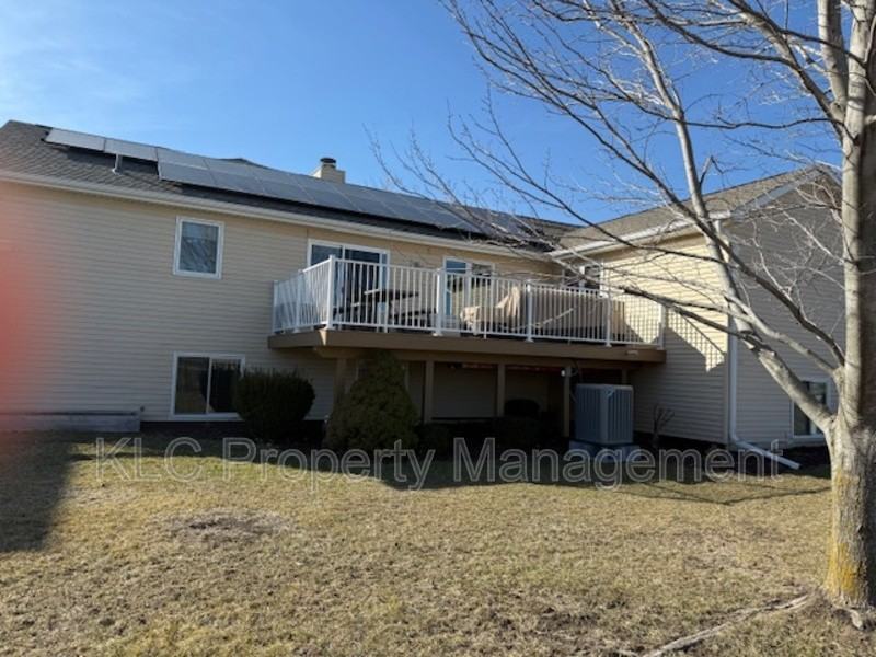 1105 Nw Gabus Cir - Photo 2 of 26