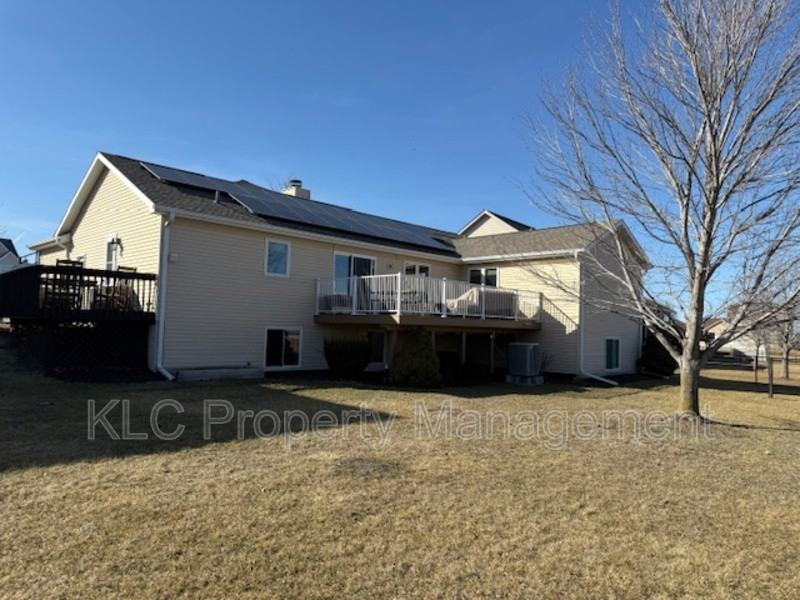 1105 Nw Gabus Cir - Photo 3 of 26