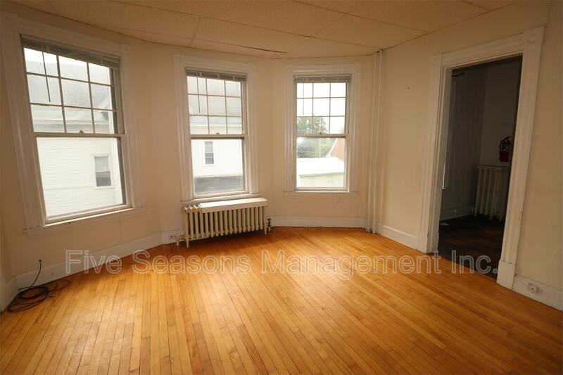 122 Buell St - Photo 3 of 13