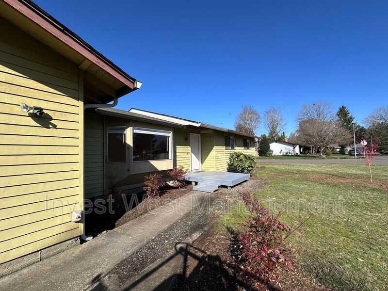 6110 Nw Garfield Ave - Photo 3 of 31