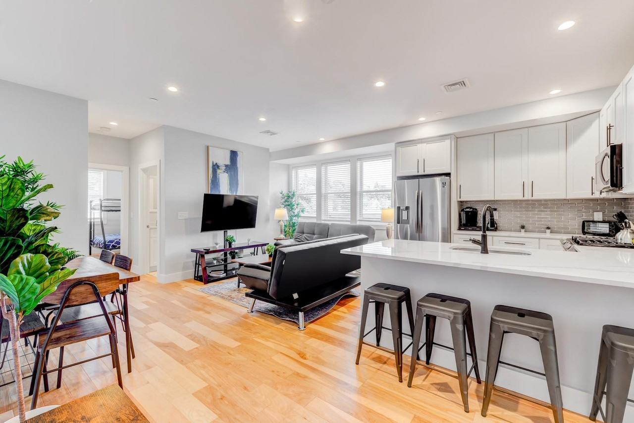 1011 Bennington St #1240410P - Photo 3 of 18