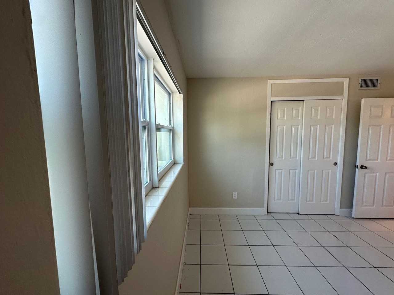 17001 Ne 9th Ave - Photo 5 of 7