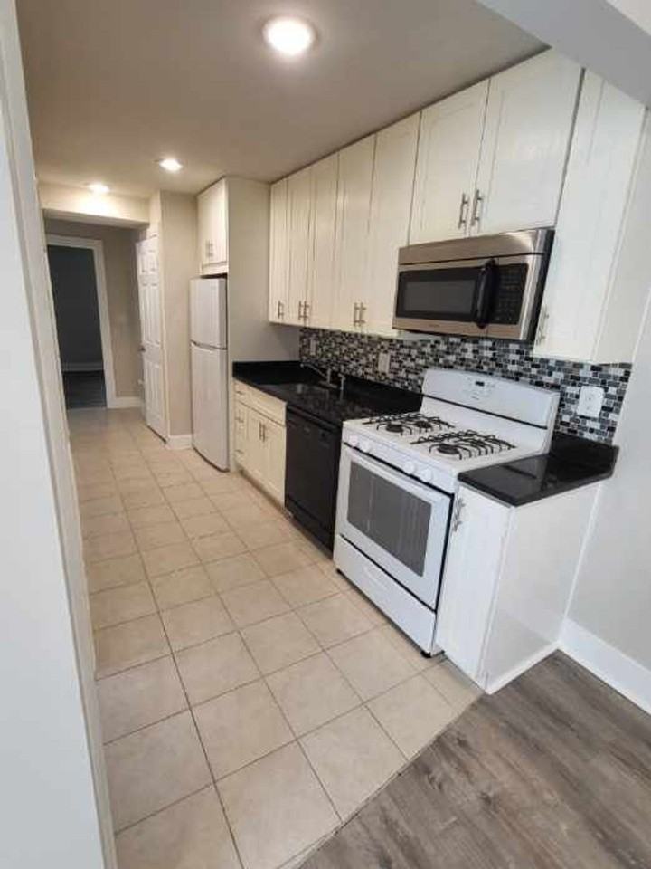 2847 Gainesville St. SE - Photo 4 of 18