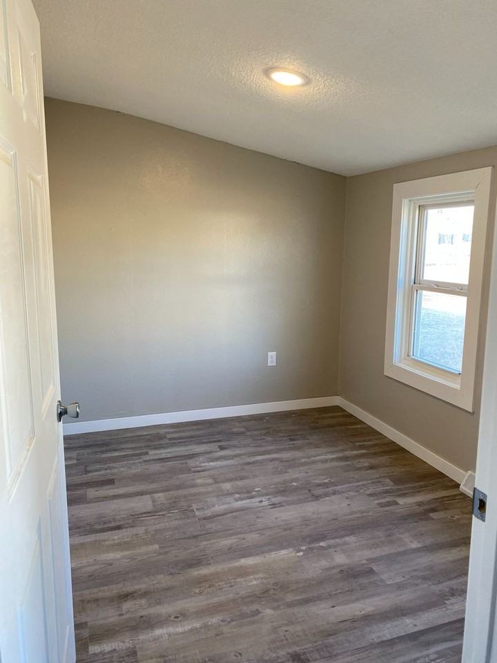 1117 6th Ave Se - Photo 3 of 18