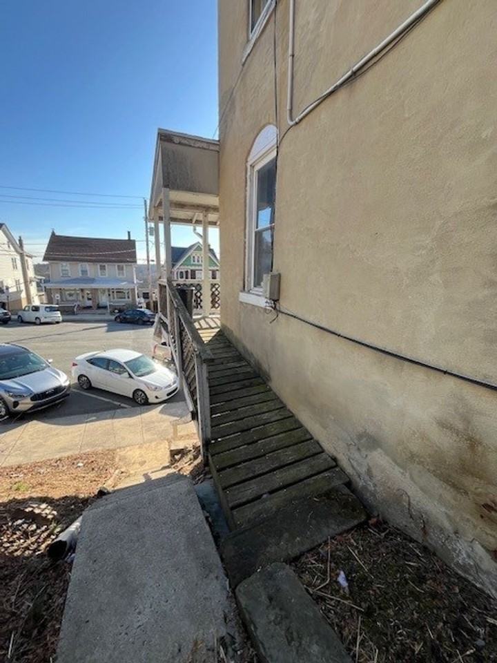 206 N 2nd St - Photo 3 of 16