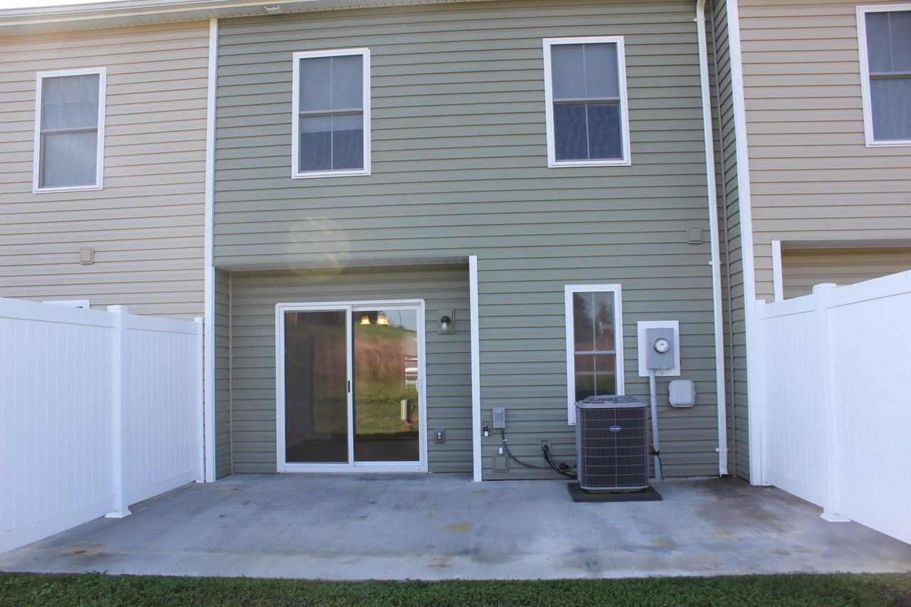 433 Leslie Ct - Photo 2 of 18
