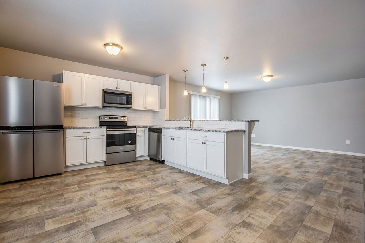 2401 Richardson Ct - Photo 3 of 23