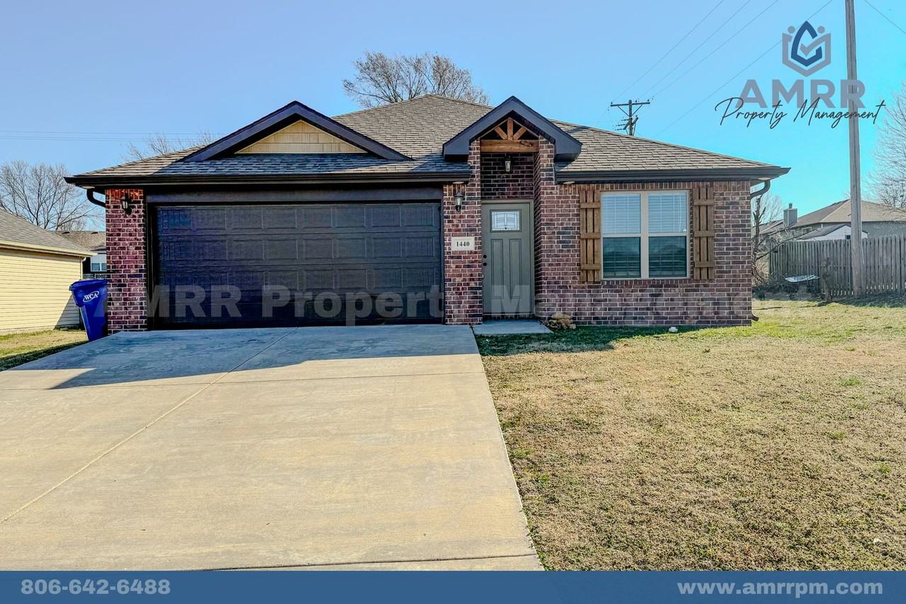 1440 Heather Ln - Photo 2 of 3