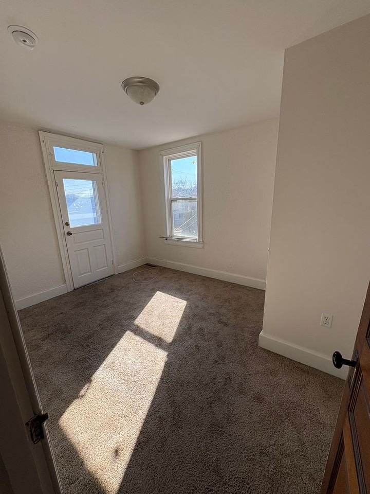 1300 W Poplar St - Photo 3 of 14