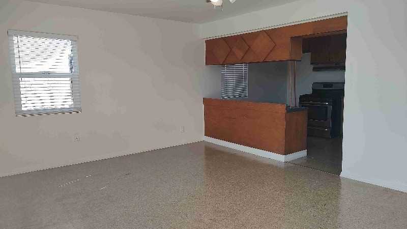 146 N Palm Dr - Photo 3 of 10