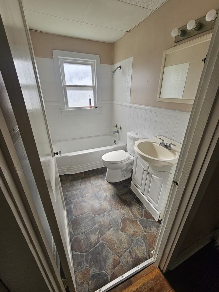 416 S 4th St #B - Photo 2 of 4