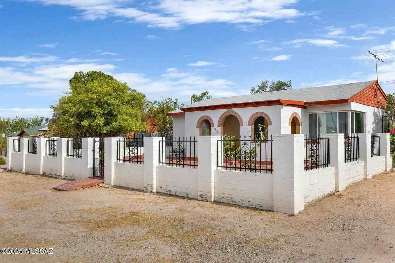 1221 East 13th Street - Photo 2 of 8