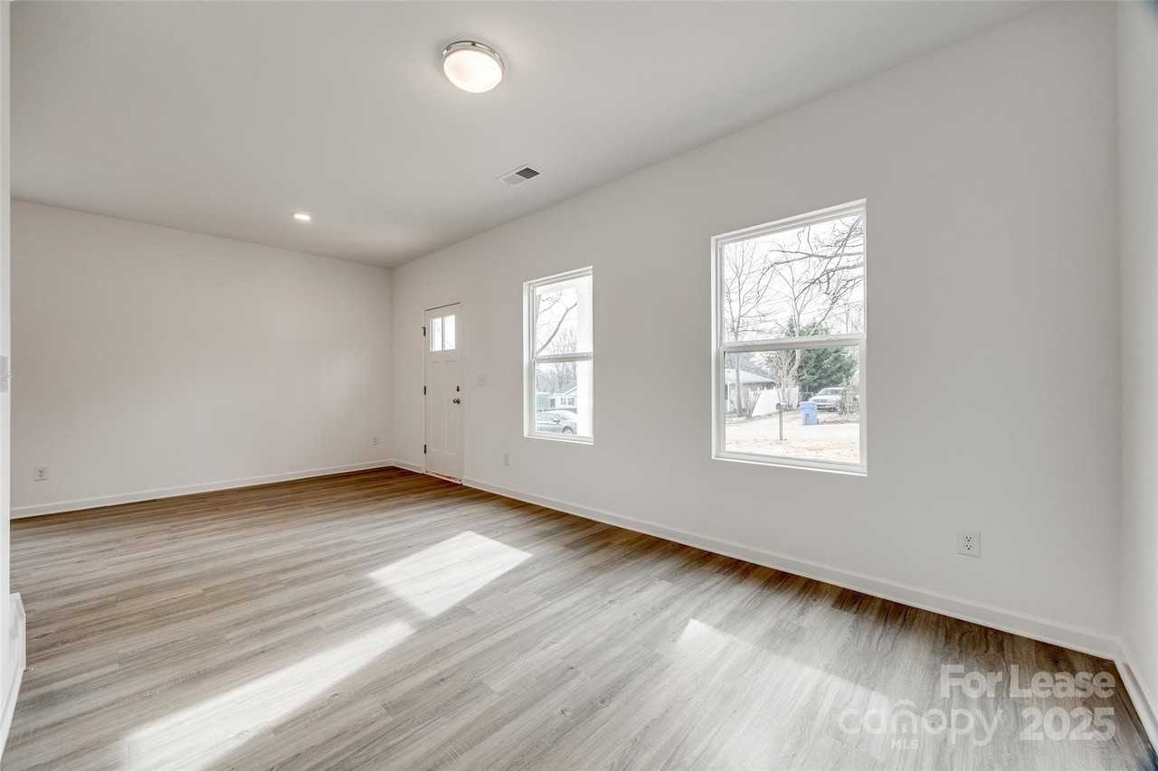 205 Benfield Rd - Photo 7 of 26